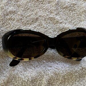 Donald J Pliner fashion tortoise frame sunglasses for women. Made in Italy.